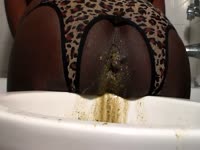 [ Shit Sex ] Black slut shitting on the sink